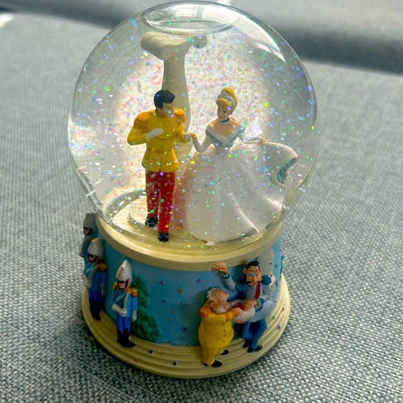 “A Dream is a Wish Your Heart Makes” Snow Globe - Picture 1 of 13